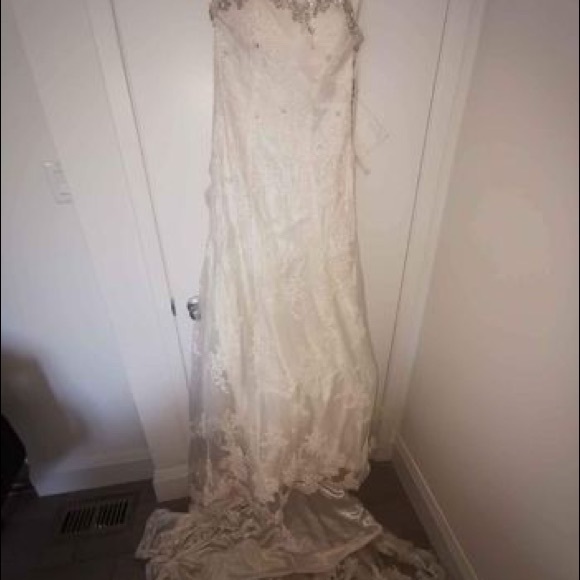Wedding dress - Picture 2 of 4